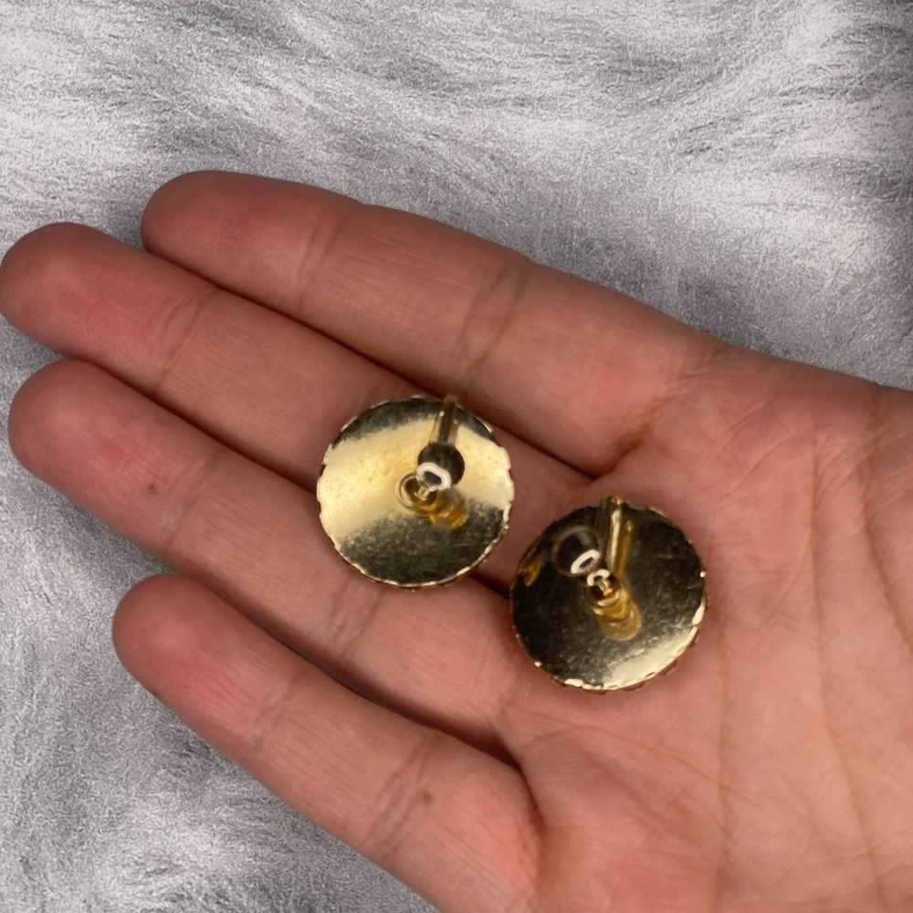 Elegant vintage Floral Clip on Earrings + gold screw on earrings - Picture 2 of 4
